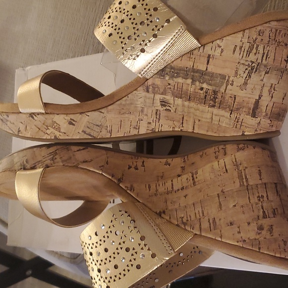 Giani Bernani Pryiaoro gold cork wedge sandals NIB - Picture 5 of 7